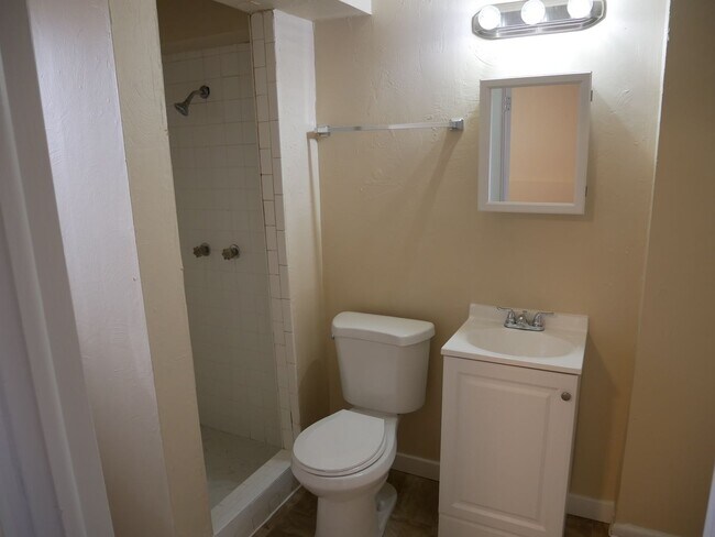Building Photo - 3 Bedroom Tri Level Home Available Now!