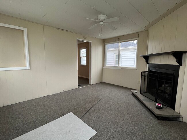 Building Photo - Charming Updated Cape Cod with several amenities!