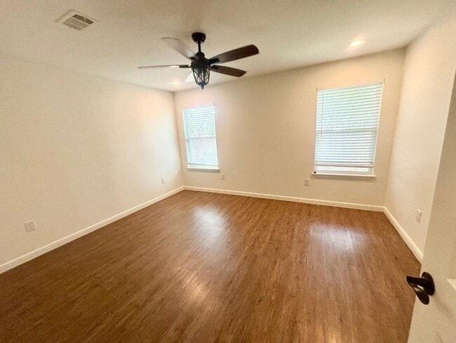 Building Photo - 713 Maple Ln