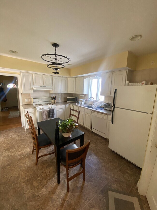 Building Photo - 120 Windsor Rd