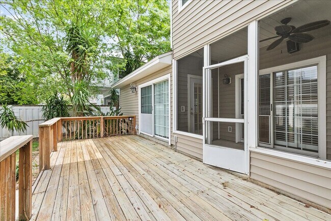 Building Photo - Lovely contemporary home in popular South Jax Beach!