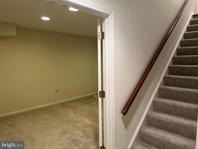 Building Photo - 10101 Alsace Ct