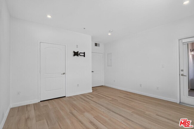Building Photo - 360 W Ave 26