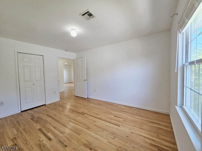 Building Photo - 1405 Mopsick Ave