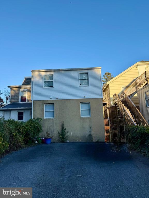 Building Photo - 232 Center St