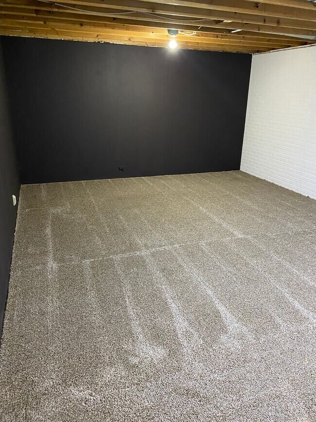 Building Photo - Fully Updated 3 Bedroom 3 Bath Townhouse with 2 Stall Attatched Garage