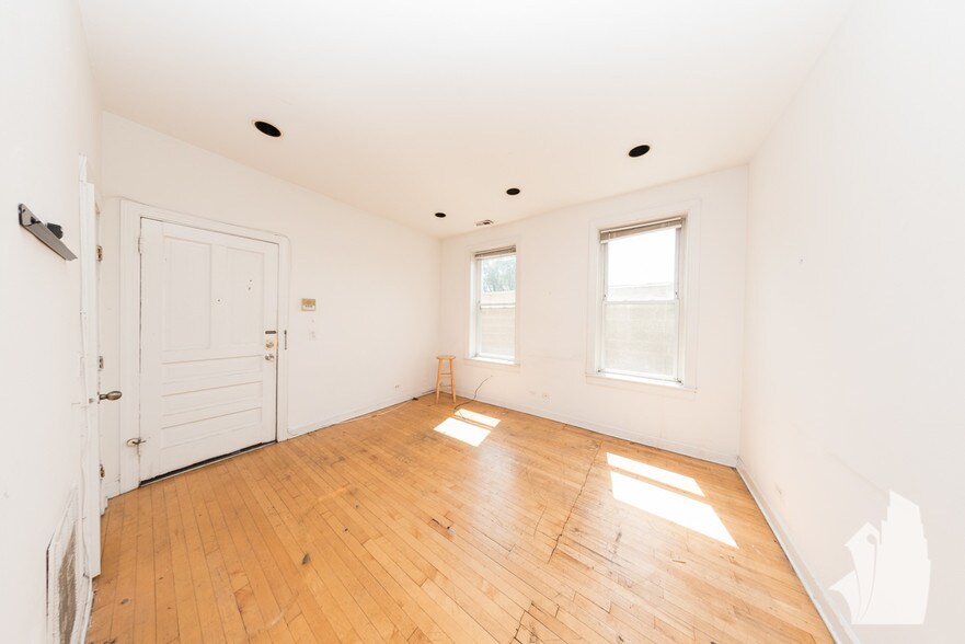 Building Photo - 2318 N Southport Ave