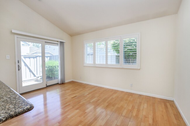 Building Photo - 3 Bed / 2.5 Bath bright and spacious home ...