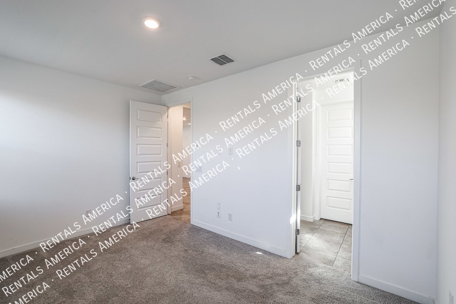 Building Photo - 8914 W Rancho Dr