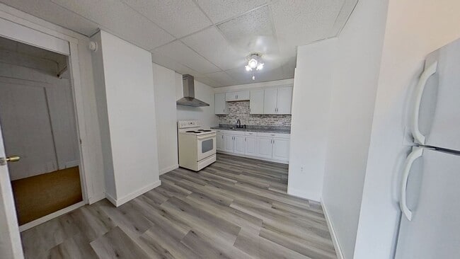 Building Photo - Comfortable One Bedroom Apartment