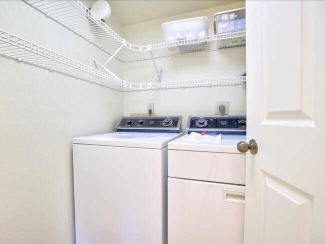 Building Photo - 3 Bedroom 2 Bathroom with Community Pool!!