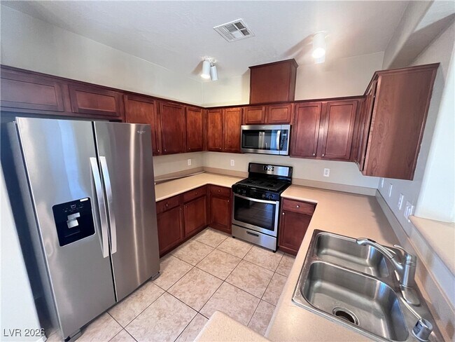 Building Photo - 6868 Sky Pointe Dr