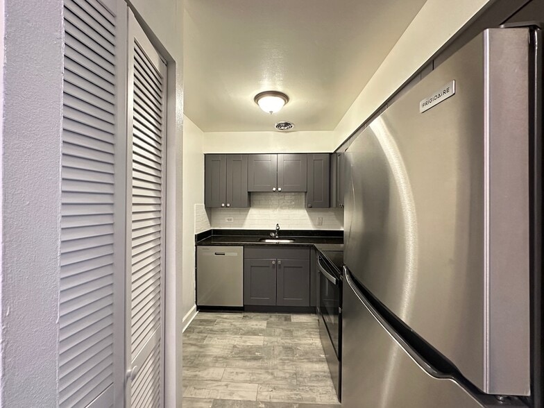 Building Photo - 3825 N Pine Grove Ave