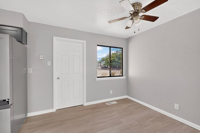 Building Photo - 7101 Cindy Dr NE