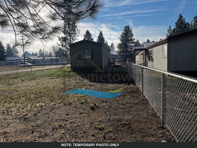 Building Photo - 3 Bedroom 2 Bathroom Home with Off-Street ...