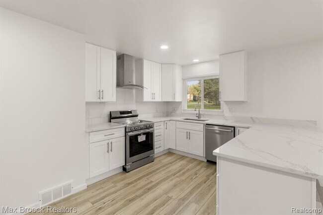 Building Photo - 6207 Nicholas Dr