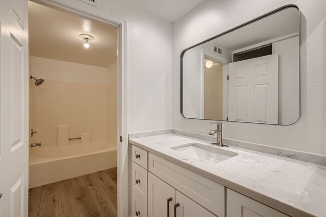 Building Photo - Recently Renovated!! - 3 Bedroom/2 Bath Fi...
