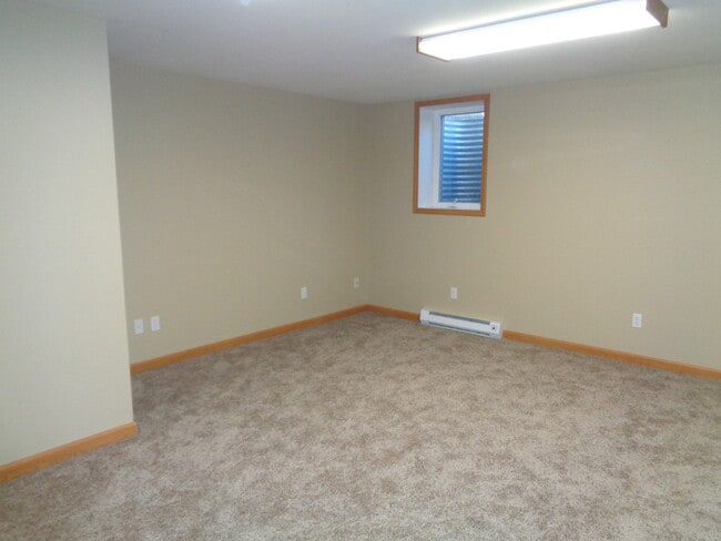 Building Photo - 2 Bedroom, 2 1/2 Bathroom Townhome on West End