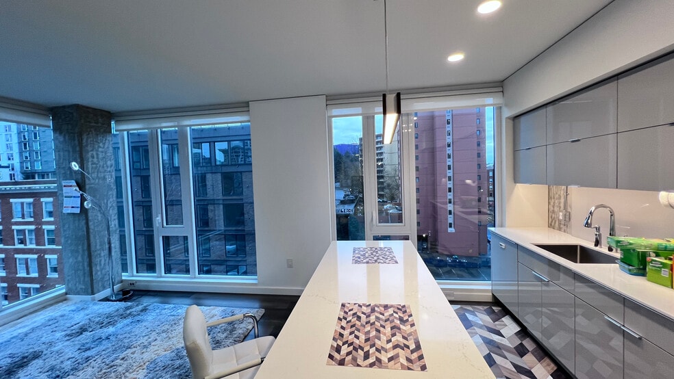 Kitchen/living room - 450 S Main St