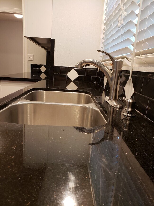 Building Photo - Granite Counter Tops w/ Open Floor Plan in...