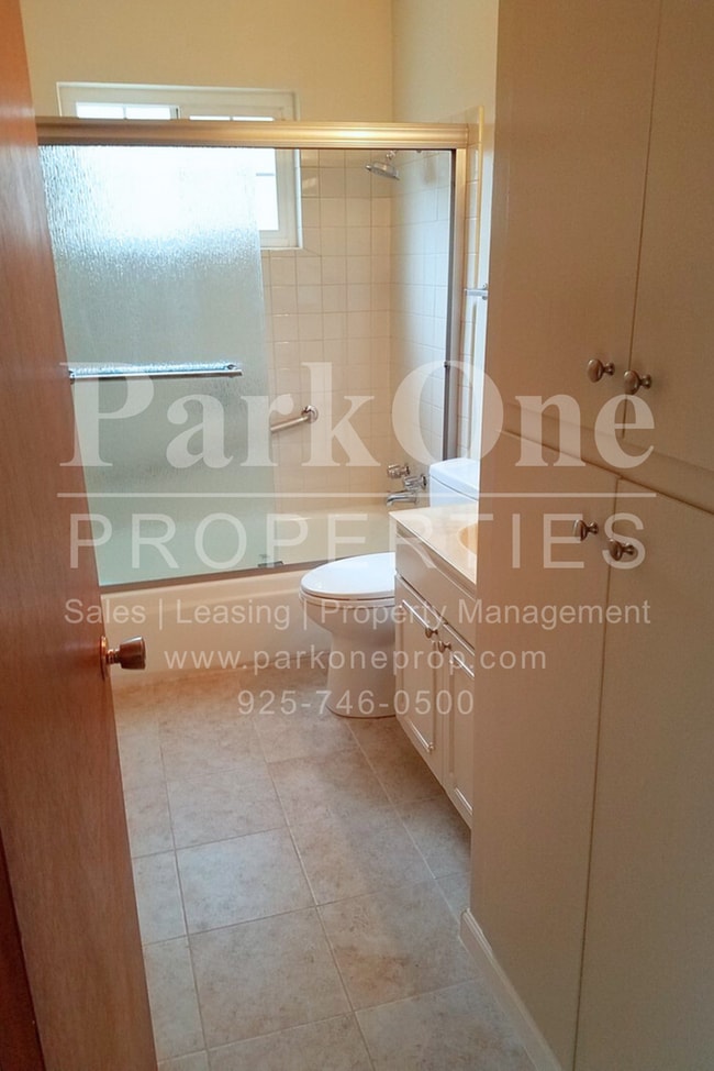 Building Photo - Beautiful 4-Bedroom Single Family Home wit...