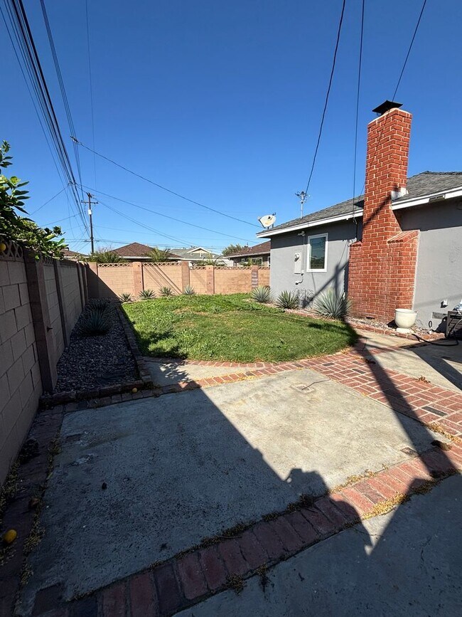 Building Photo - Spacious 3-Bedroom Home with Backyard & 2-Car Garage in Lakewood