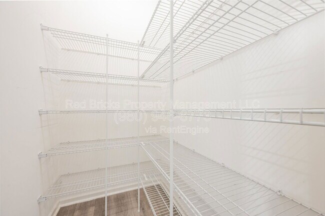 Building Photo - 4698 Selhurst Dr