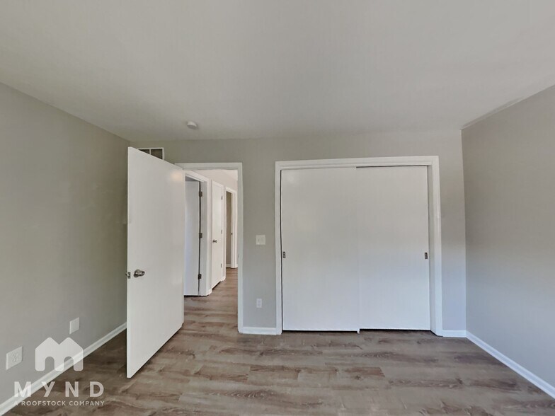 Building Photo - 6372 Birchview Dr S