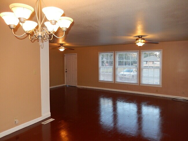 Building Photo - SPACIOUS Quincy 2/1 w/ Wood Floors, All New Windows, New Deck, over 1200 sq ft, & More! $1095/mon...