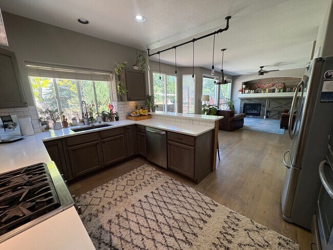 Building Photo - High-End 4 Bed 3.5 Bath Home Next to Arapa...