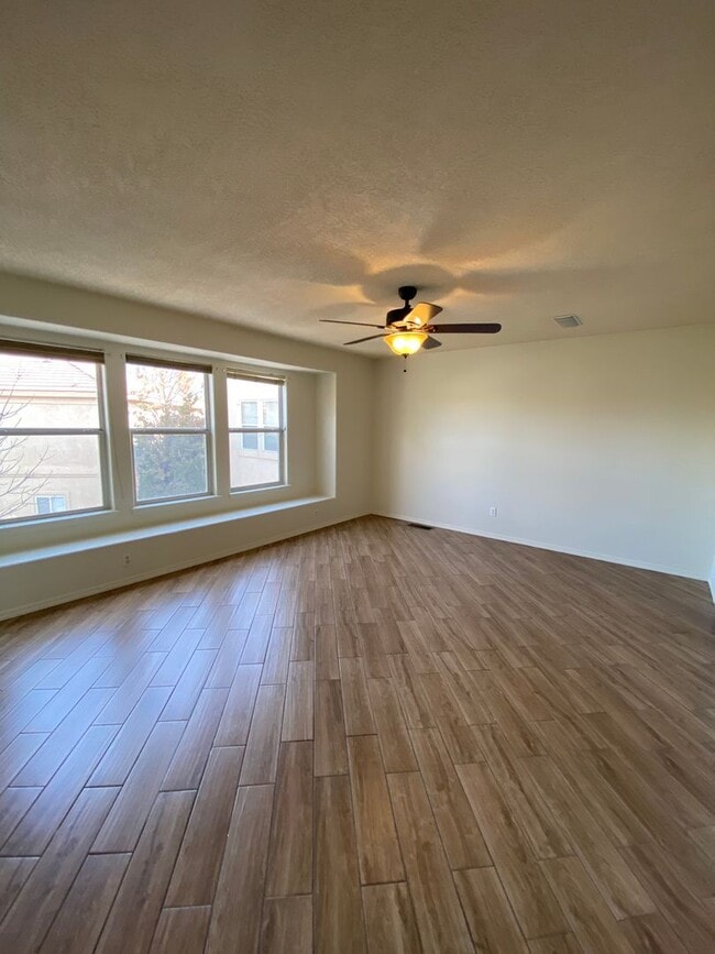 Building Photo - 3 bed 2.5 bath