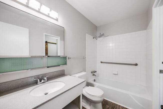 Building Photo - Updated 2BD Townhome | Private Patio | Community Amen