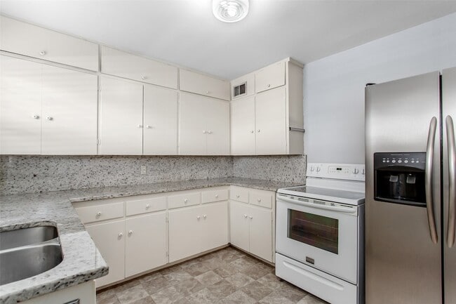 Building Photo - 6556 St Moritz Ave