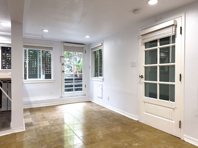 Building Photo - 344a Utah St