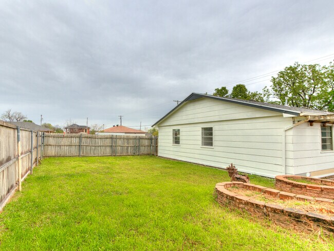 Building Photo - 3300 House