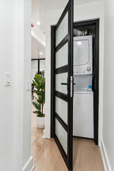 washer/dryer - 411 E Girard Ave