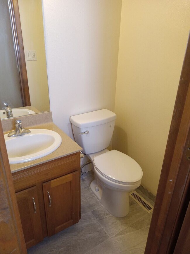 Building Photo - 4 BEDROOM 3 BATHROOM HOME IN THE VIBRANT C...
