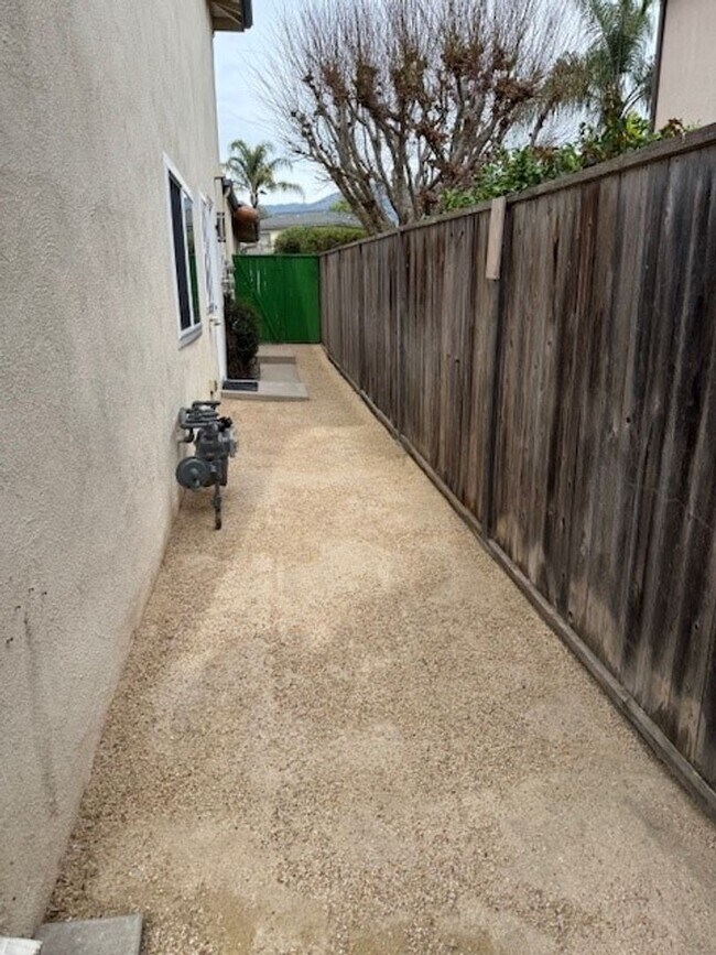 Building Photo - Hidden Valley Townhome Available