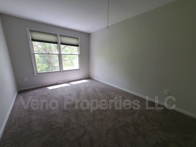 Building Photo - 66 Plaza Ave