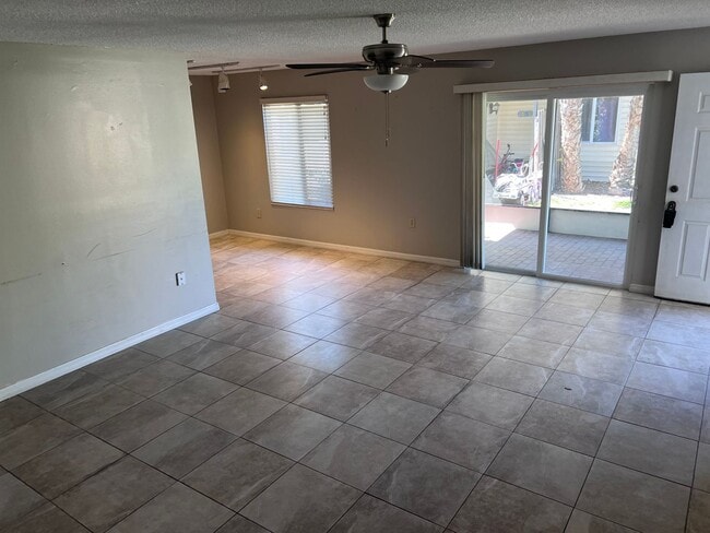 Building Photo - 2 Story Condo. Lovely 2 bed/1.5 bath condo