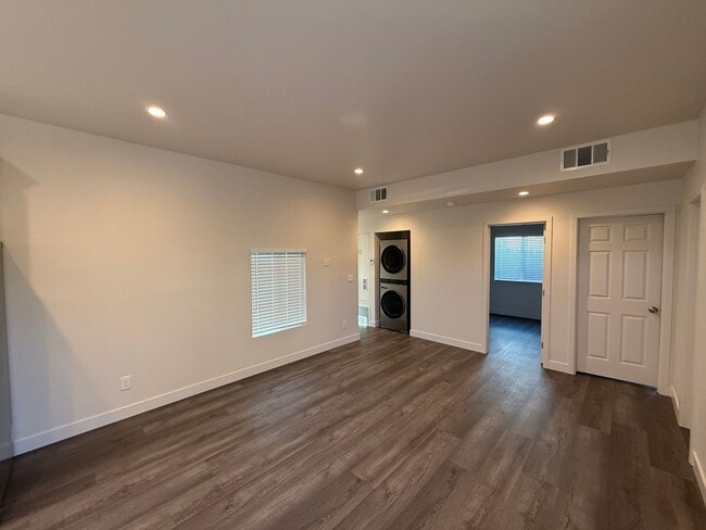 Building Photo - 4BD/2BA on East Falls! Newer Build & Rooftop Deck!