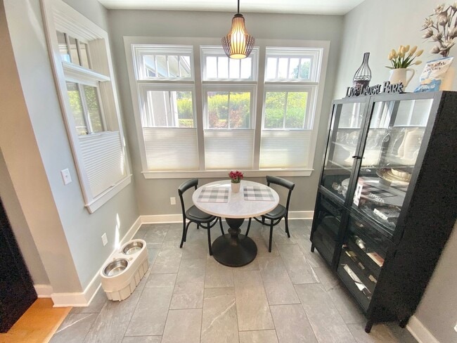 Building Photo - 3 Bedroom Home South Burlington Available ...