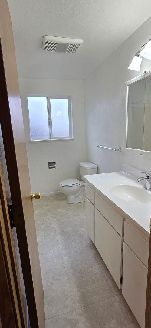 Building Photo - Four Bedroom Home with Fenced Yard in Green