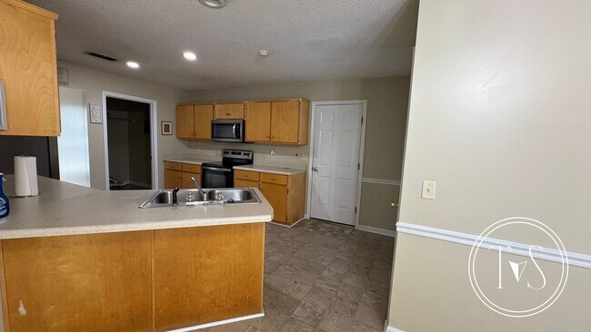 Building Photo - RATE DROP ALERT (was $$2600/month) and FALL MOVE-IN SPECIAL: 50% OFF 1st MONTH'S RENT!**