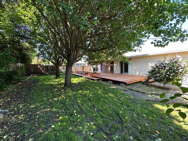 Building Photo - Nice Single Level Home with Attached Garag...