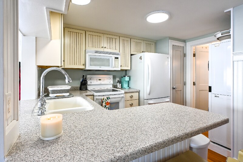 Building Photo - 8 Pine Tree Ave