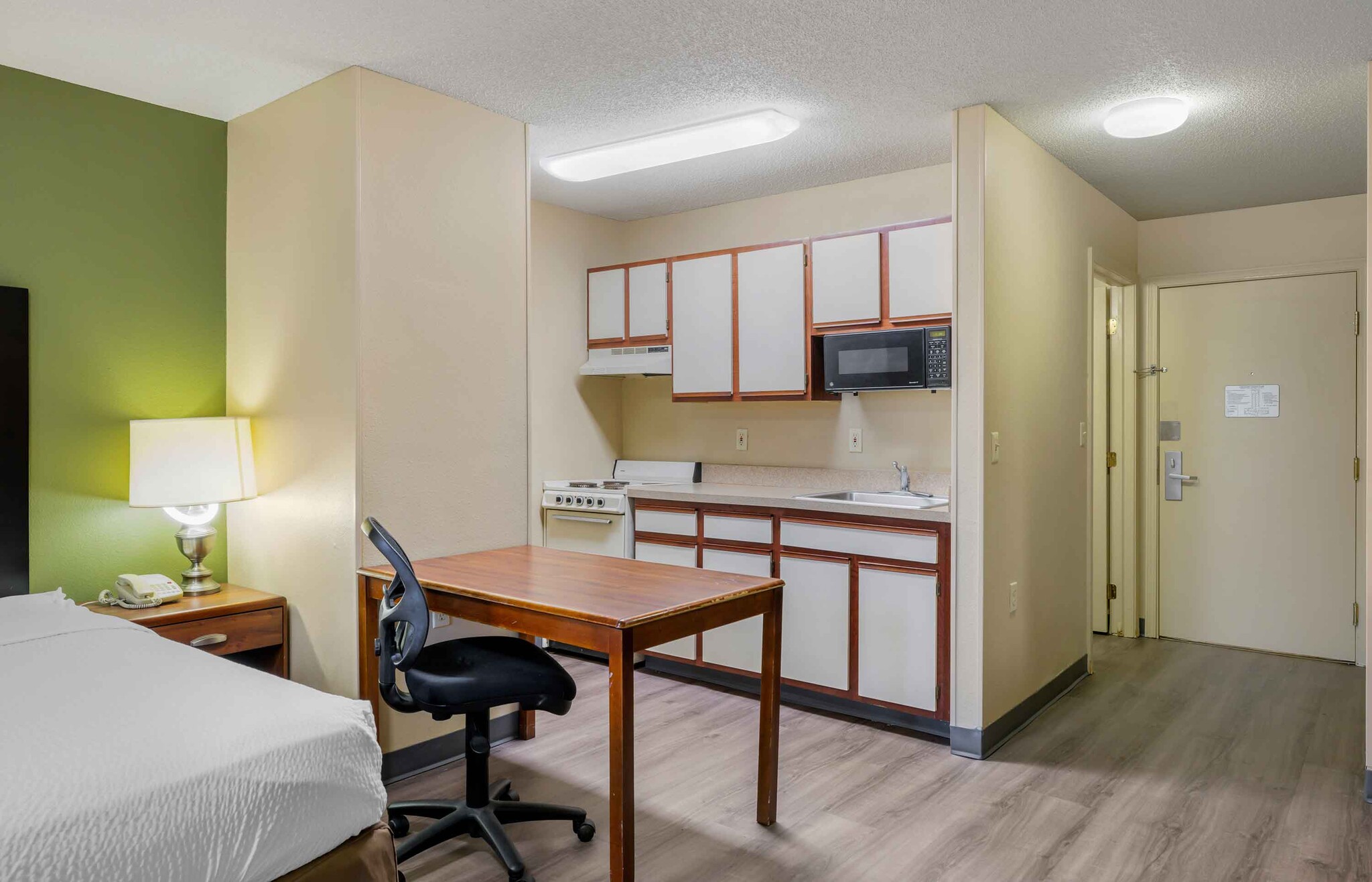 Building Photo - Furnished Studio-Omaha - West