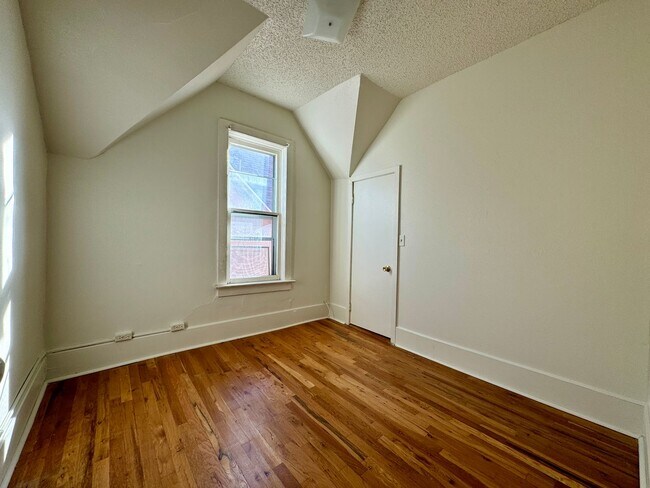 Building Photo - 3 Bedroom 2 Full Bath Plus Office Renovated Victorian Style Family Home Available Mid December!!