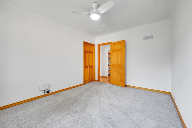 Building Photo - 3 bedroon 1.5 bath home with amazing yard ...