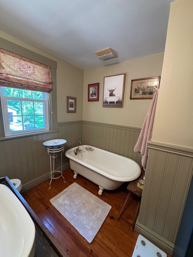 Building Photo - Charming 3-Bedroom Home in Desirable Allis...